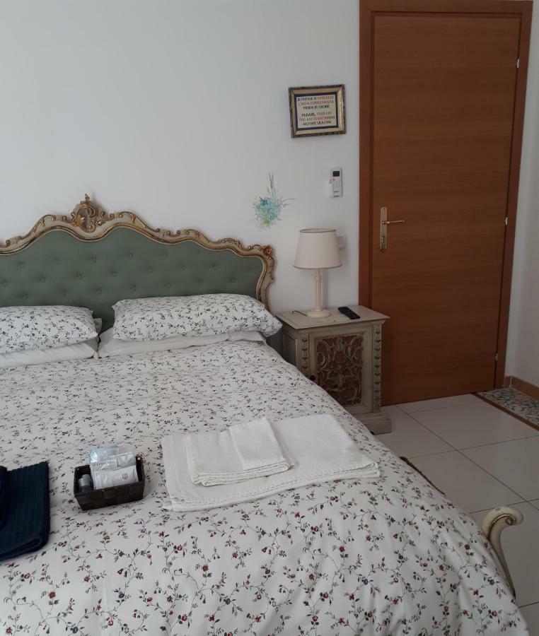 Miracoletti38 Hotel Наполи Екстериор снимка